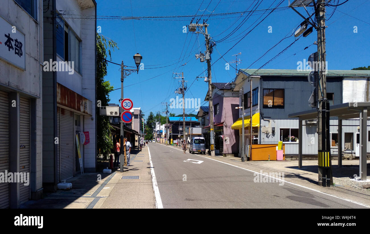 Blick auf die Straße von Hakuba, einer Stadt in Senboku Bezirk, Akita Präfektur, Japan. Hakuba ist berühmt durch die bukeyashiki (Samurai Wohnsitze) Stockfoto