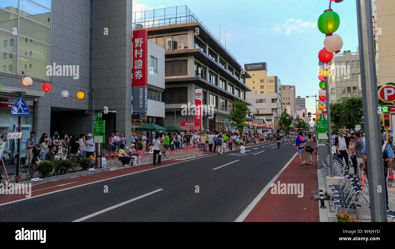 Stadtbild der Stadt Yamagata während der yamagata Hanagasa matsuri Fest. Eine der grossen Sommerfestivals der Tohoku Region in Japan Stockfoto