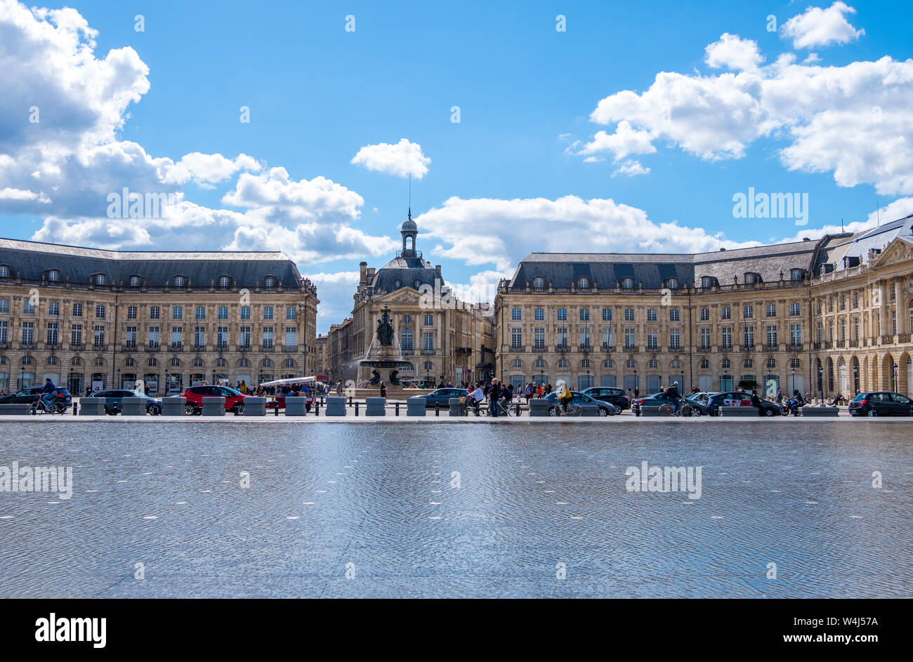 Bordeaux, Frankreich - 5. Mai 2019: Miroir d'eau oder Miroir des Quais am Kai der Garonne vor dem Place de la Bourse in Bordeaux Stockfoto