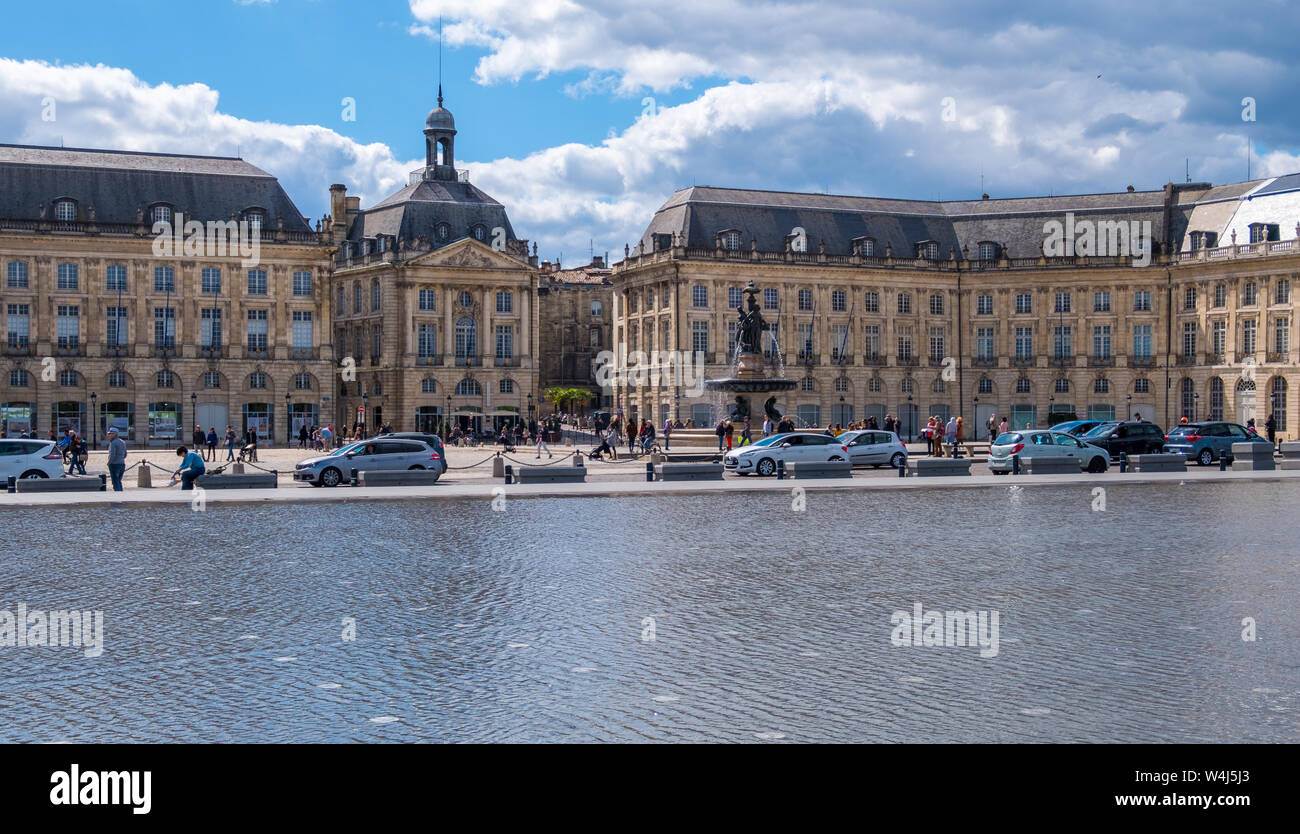 Bordeaux, Frankreich - 5. Mai 2019: Miroir d'eau oder Miroir des Quais am Kai der Garonne vor dem Place de la Bourse in Bordeaux Stockfoto