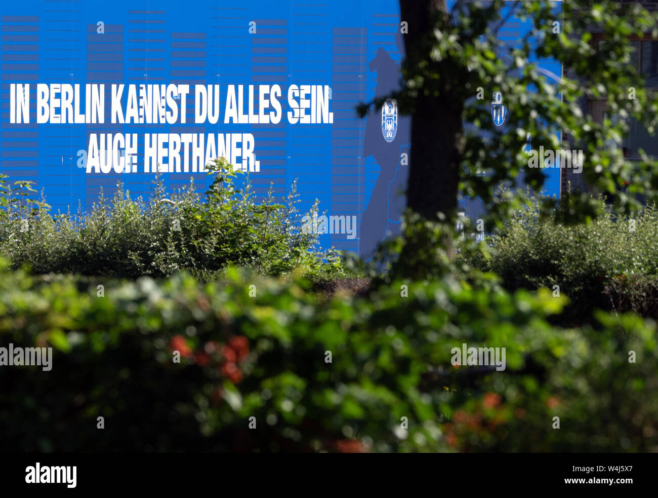 Berlin, Deutschland. 23. Juli, 2019. Der Schlag' In Berlin kann alles sein. Herthaner" steht auch in der Nähe der Büros an der Wand. Credit: Soeren Stache/dpa/Alamy leben Nachrichten Stockfoto