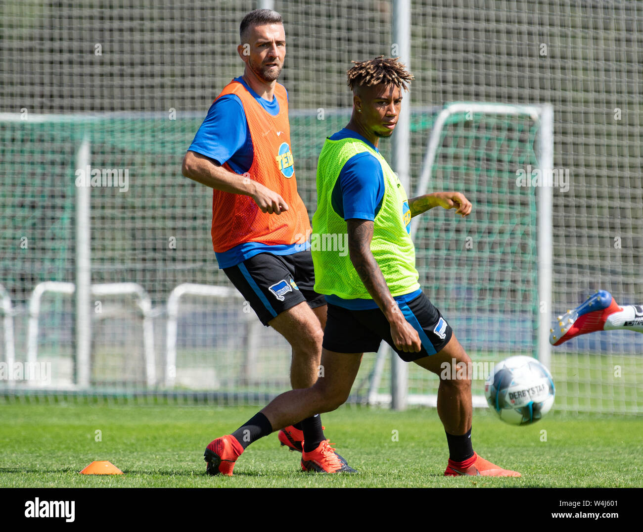 Berlin, Deutschland. 23. Juli, 2019. Vedad Ibisevic (l) und Sidney Friede kämpfen um den Ball. Credit: Soeren Stache/dpa/Alamy leben Nachrichten Stockfoto