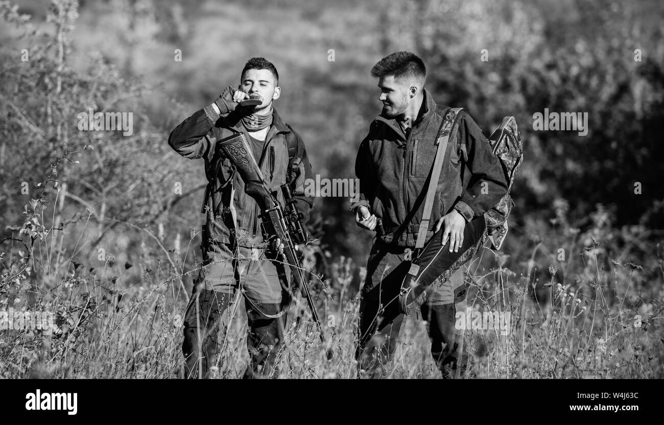 Jagd Fähigkeiten und Waffen Ausrüstung. Wie schalten Sie die Jagd in Hobby. Die Freundschaft der Männer Jäger. Die Streitkräfte. Camouflage. Uniform Mode. Mann Jäger mit Gewehr Pistole. Boot Camp. Zeit zum Entspannen. Stockfoto