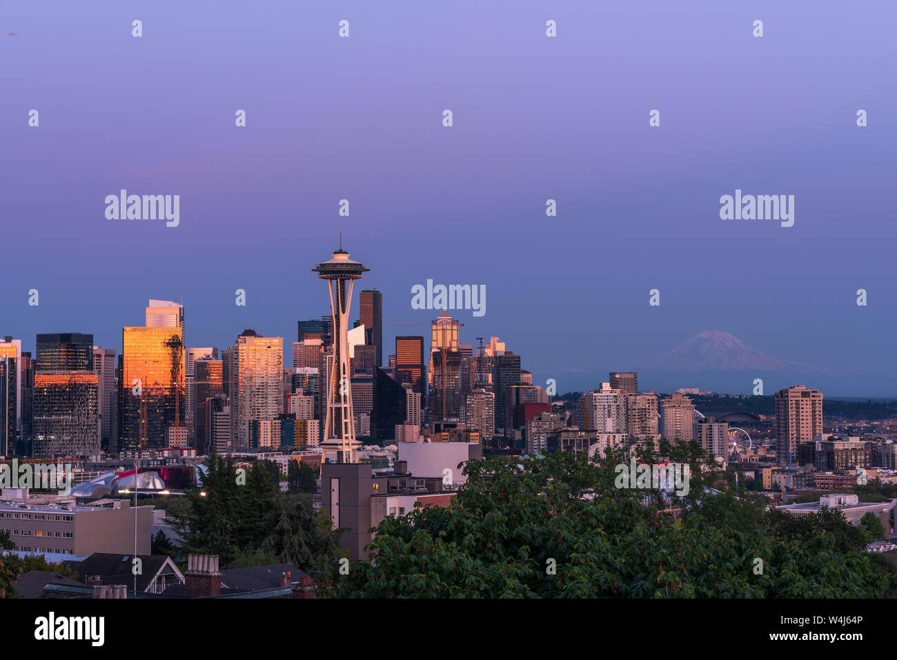 Die Seattle Skyline von Kerry Park mit Reflexionen der orange und rosa Sonnenuntergang im Glas des Wolkenkratzer mit Mount Rainier in der Ferne Stockfoto