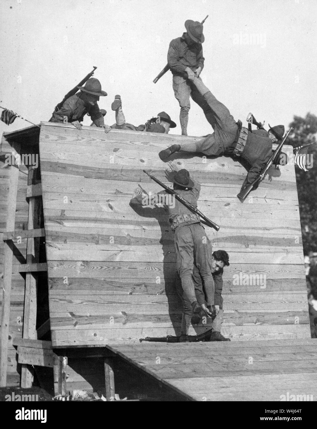 Soldaten, die von wall Skalierung im Camp Wadsworth, USA, ca. 1918 Stockfoto