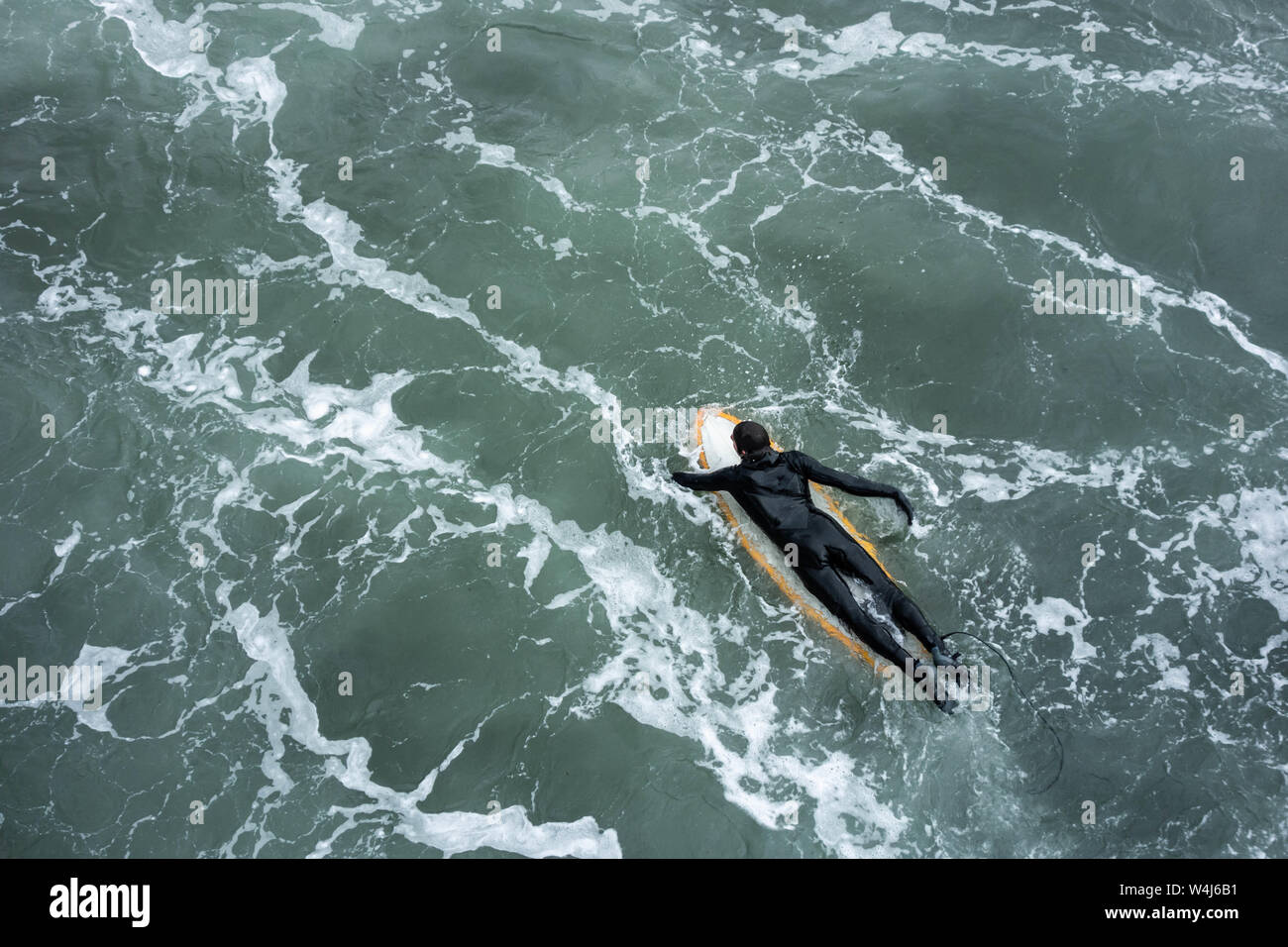 Overhead/Luftaufnahme von surfer Paddeln, vom Strand entfernt. Stockfoto