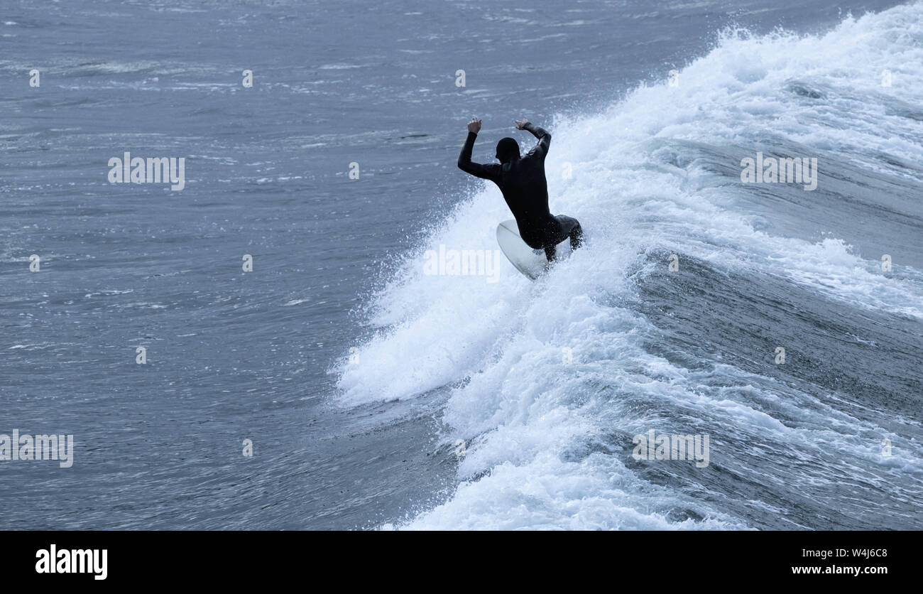Surfer Surfen an saltburn am Meer, North Yorkshire, England. Großbritannien Stockfoto