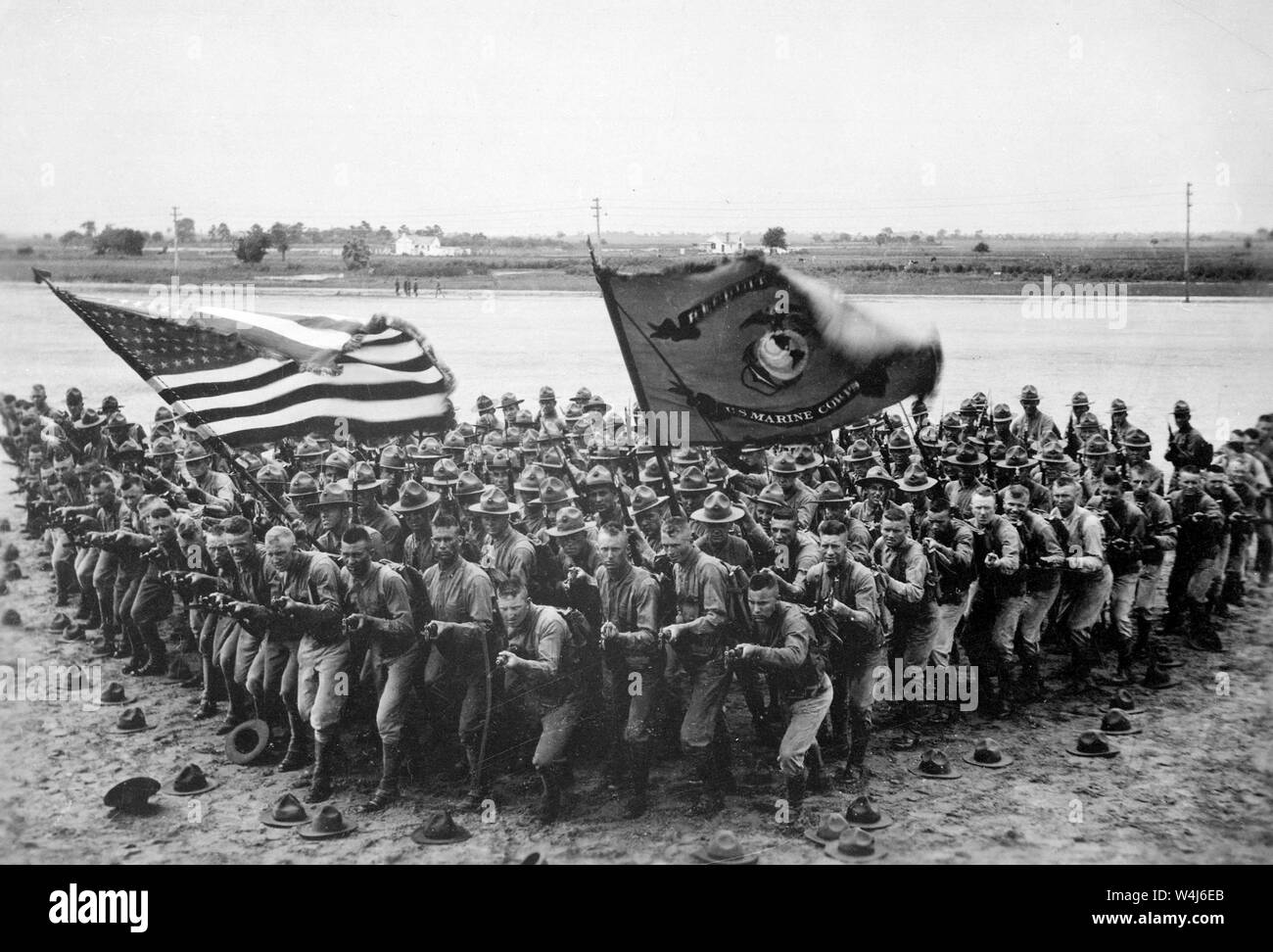 Recruiting Werbung Foto "Ersten zu bekämpfen." Eine Gruppe von US-Marines. US Marine Corps Recruiting Werbung Bureau., 1918 Stockfoto
