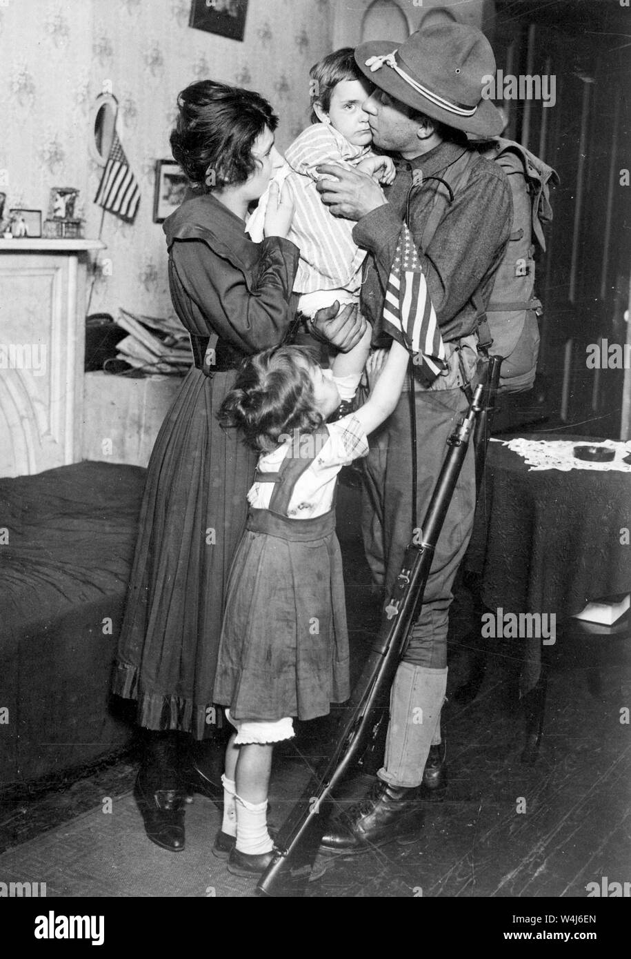 Private T. S. Loughlin des 69th Regiment, New York National Guard, (165 Infanterie) Abgabe seiner Familie verabschieden. 1917 Stockfoto