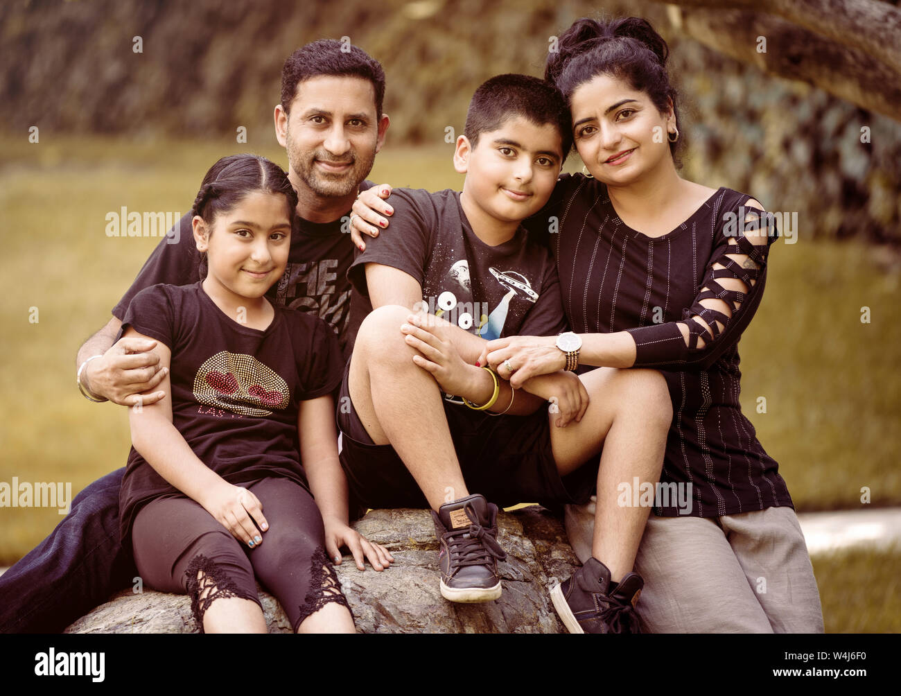 Glückliche Familie von Junge und Mädchen Zwillinge Stockfoto