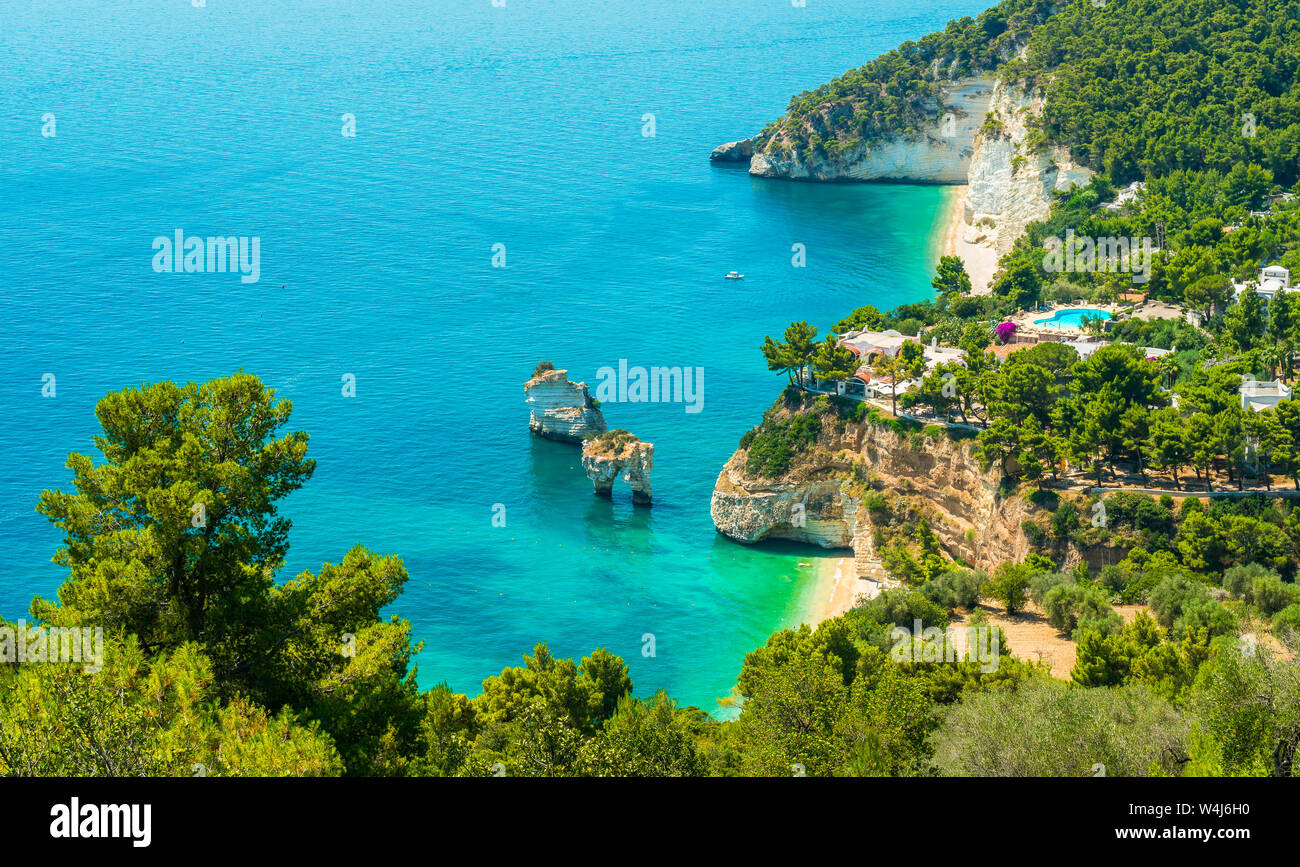 Panoramische Sicht des berühmten Baia delle Zagare im Nationalpark Gargano. Apulien (Puglia), Italien. Stockfoto