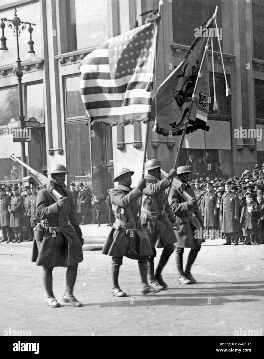 369 Infanterie, ehemals 15 New York Regulars, paradieren auf der Fifth Avenue in New York City. Ca. 1919 Stockfoto