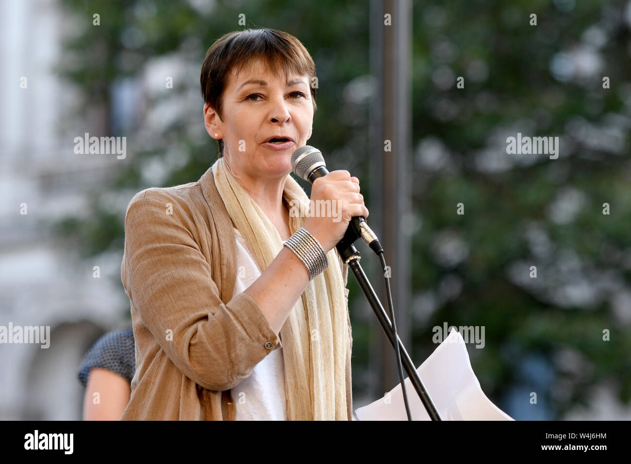 Caroline Lucas MP, spricht an der anti Boris Johnson Wahl Kundgebung in London. Demonstranten vor Downing Street versammelt, um gegen die Ankündigung von Tory Boris Johnson als neue britische Premierminister, der nur von weniger als 150.000 Mitglieder der konservativen Partei gewählt wurde, eine Partei, die nicht über eine Mehrheit im Parlament halten zu protestieren. Sie fordern eine sofortige Wahlen ins Leben gerufen und Pläne an die Konservative Partei nationale Konferenz zu einem späteren Zeitpunkt in diesem Jahr zu protestieren. Stockfoto