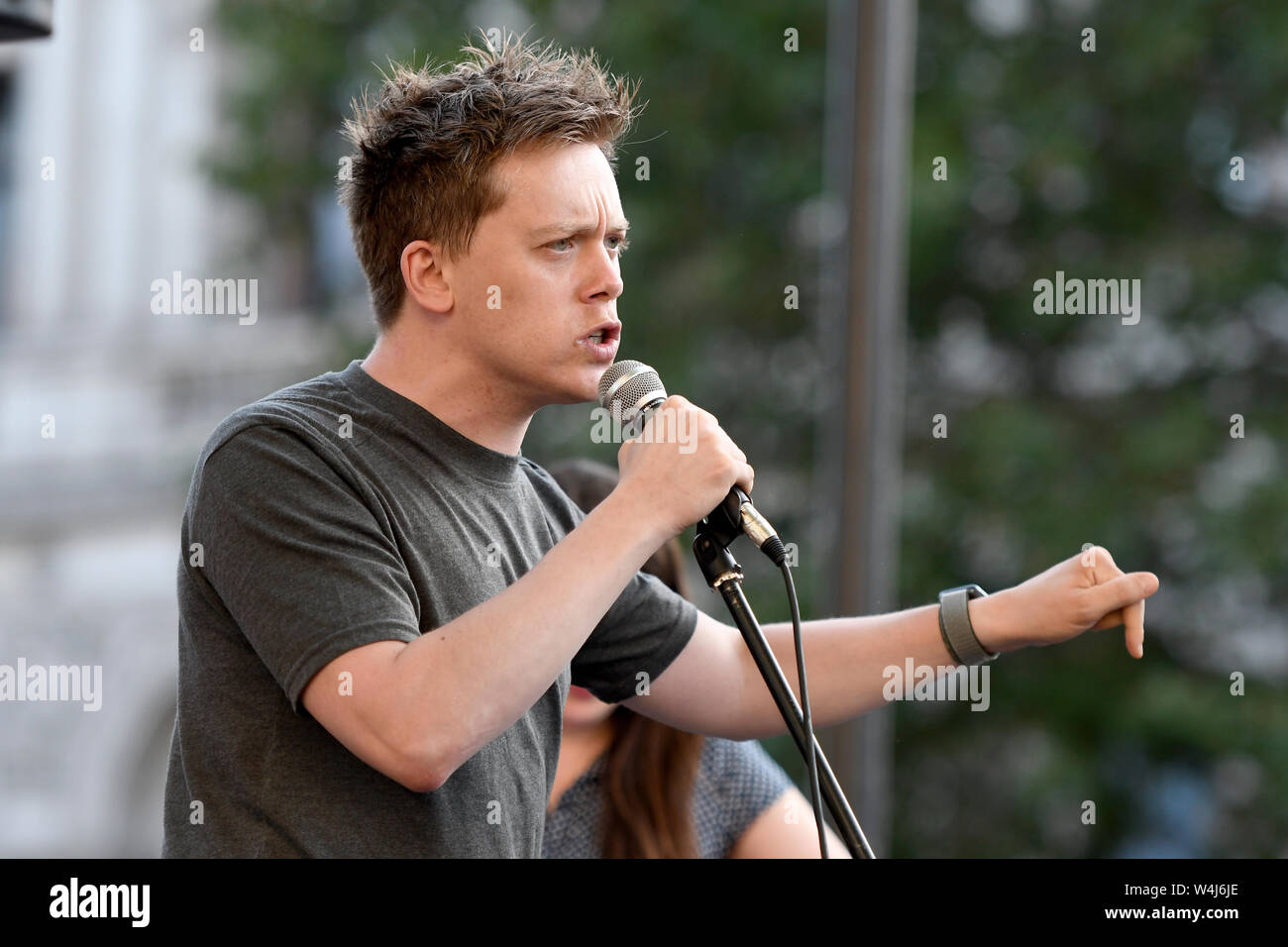 Guardian Feuilletonist, Owen Jones spricht an der anti Boris Johnson Wahl Kundgebung in London. Demonstranten vor Downing Street versammelt, um gegen die Ankündigung von Tory Boris Johnson als neue britische Premierminister, der nur von weniger als 150.000 Mitglieder der konservativen Partei gewählt wurde, eine Partei, die nicht über eine Mehrheit im Parlament halten zu protestieren. Sie fordern eine sofortige Wahlen ins Leben gerufen und Pläne an die Konservative Partei nationale Konferenz zu einem späteren Zeitpunkt in diesem Jahr zu protestieren. Stockfoto