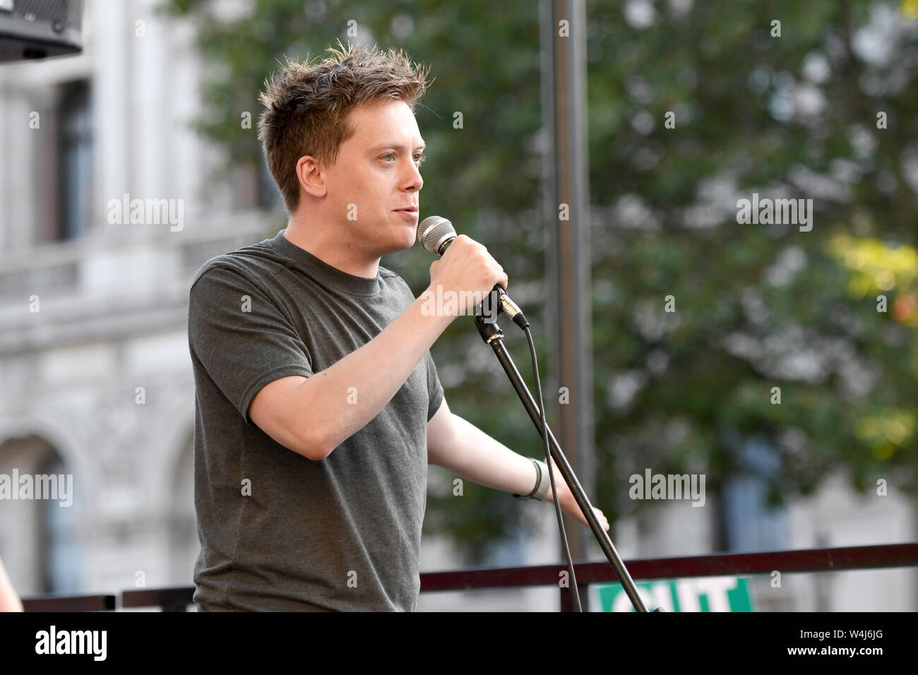 Guardian Feuilletonist, Owen Jones spricht an der anti Boris Johnson Wahl Kundgebung in London. Demonstranten vor Downing Street versammelt, um gegen die Ankündigung von Tory Boris Johnson als neue britische Premierminister, der nur von weniger als 150.000 Mitglieder der konservativen Partei gewählt wurde, eine Partei, die nicht über eine Mehrheit im Parlament halten zu protestieren. Sie fordern eine sofortige Wahlen ins Leben gerufen und Pläne an die Konservative Partei nationale Konferenz zu einem späteren Zeitpunkt in diesem Jahr zu protestieren. Stockfoto