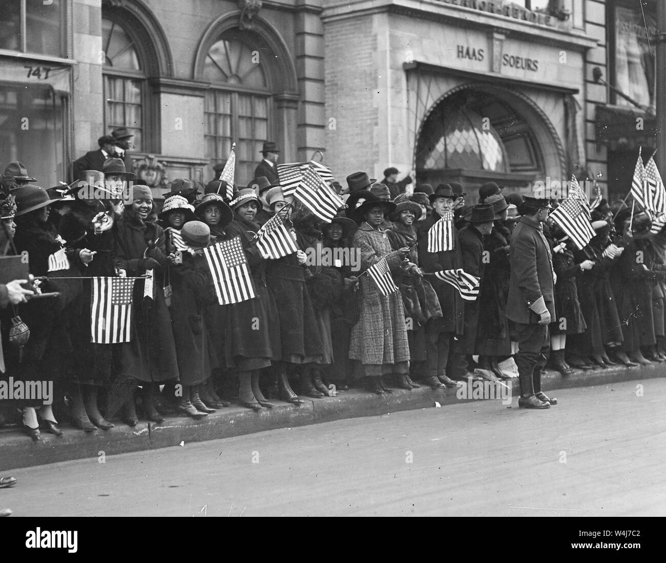 Menschenmassen warten auf die Parade der berühmten 369 Afrikanische Amerikanische Infanterie, ehemals 15 New York, New York City. Stockfoto