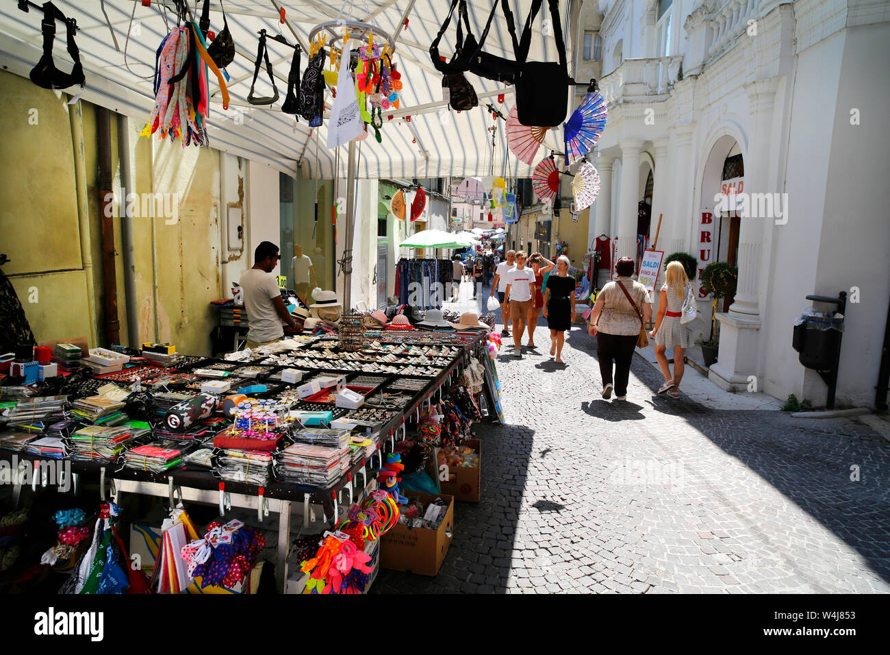 Markttag in Penne, Italien. Blick hinunter auf der Suche Corso Emilio Alessandrini. Stockfoto