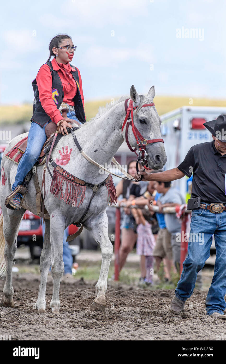 Lady Warrior Wettbewerber beim Kainai Indian Relay (Horse) Race in Stand Off, Alberta, Kanada Stockfoto