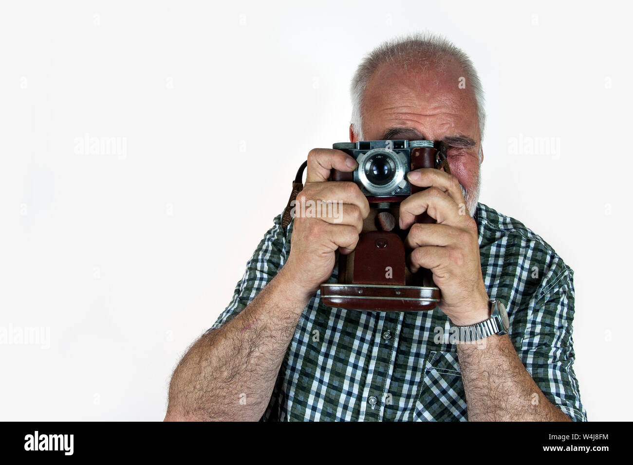Typische, Alte, schwitzenden Touristen aus Deutschland mit rotem Kopf mit seinem ebenso alte Foto Kamera fotografiert. Stockfoto