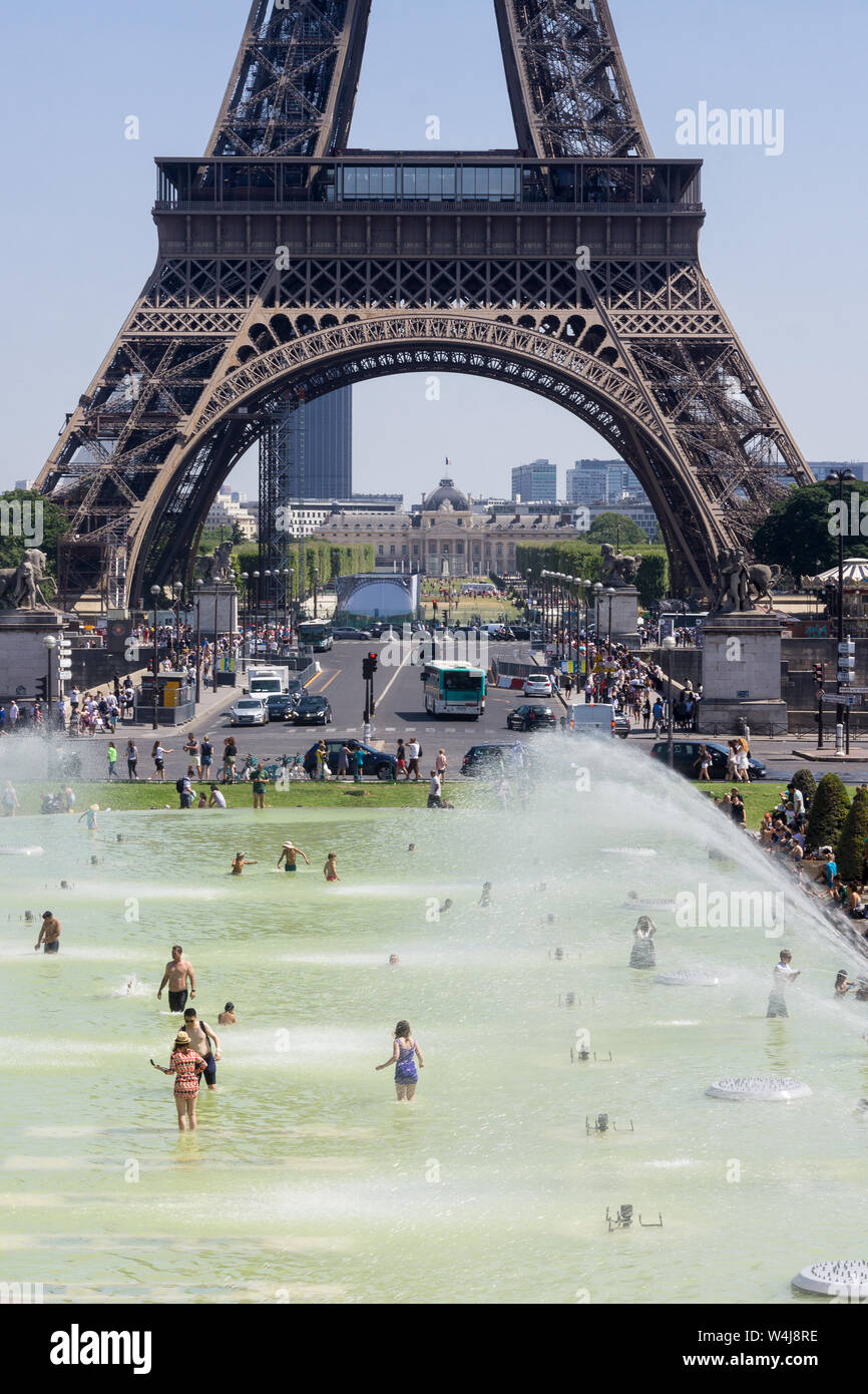 Paris Hitzewelle 2019 - Menschen Abkühlung und Baden im Jardins de Trocadero Brunnen in Paris, Frankreich, Europa. Stockfoto