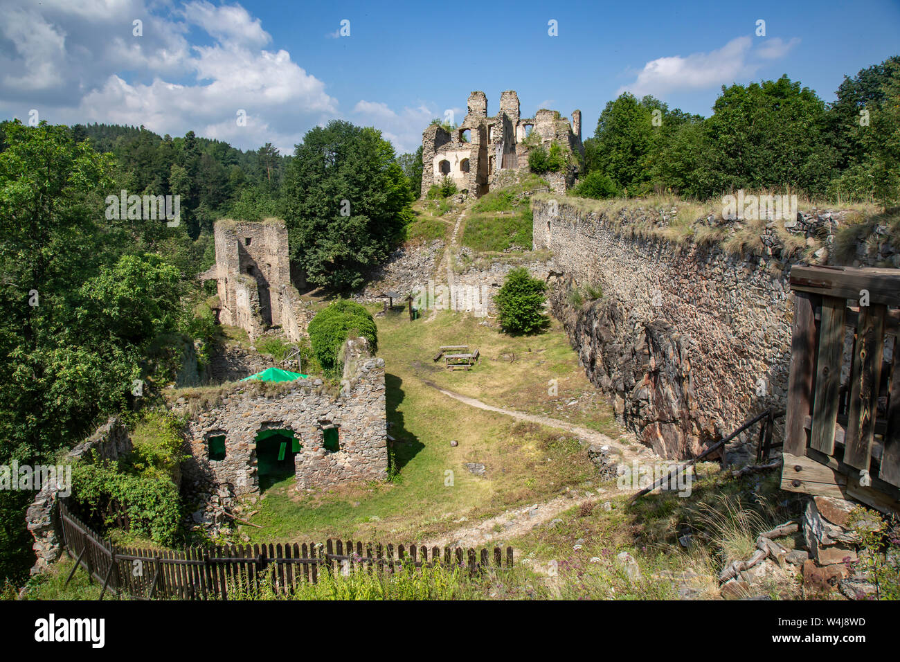 Divci kamen, Trisov, Tschechien, Ansicht von Mädchen rock Ruine, die Ruine von Schloss in Südböhmen in der Nähe von Cesky Krumlov Stadt Stockfoto