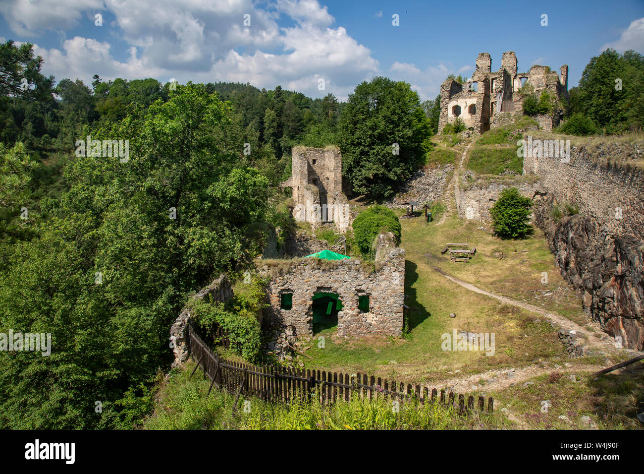 Divci kamen, Trisov, Tschechien, Ansicht von Mädchen rock Ruine, die Ruine von Schloss in Südböhmen in der Nähe von Cesky Krumlov Stadt Stockfoto