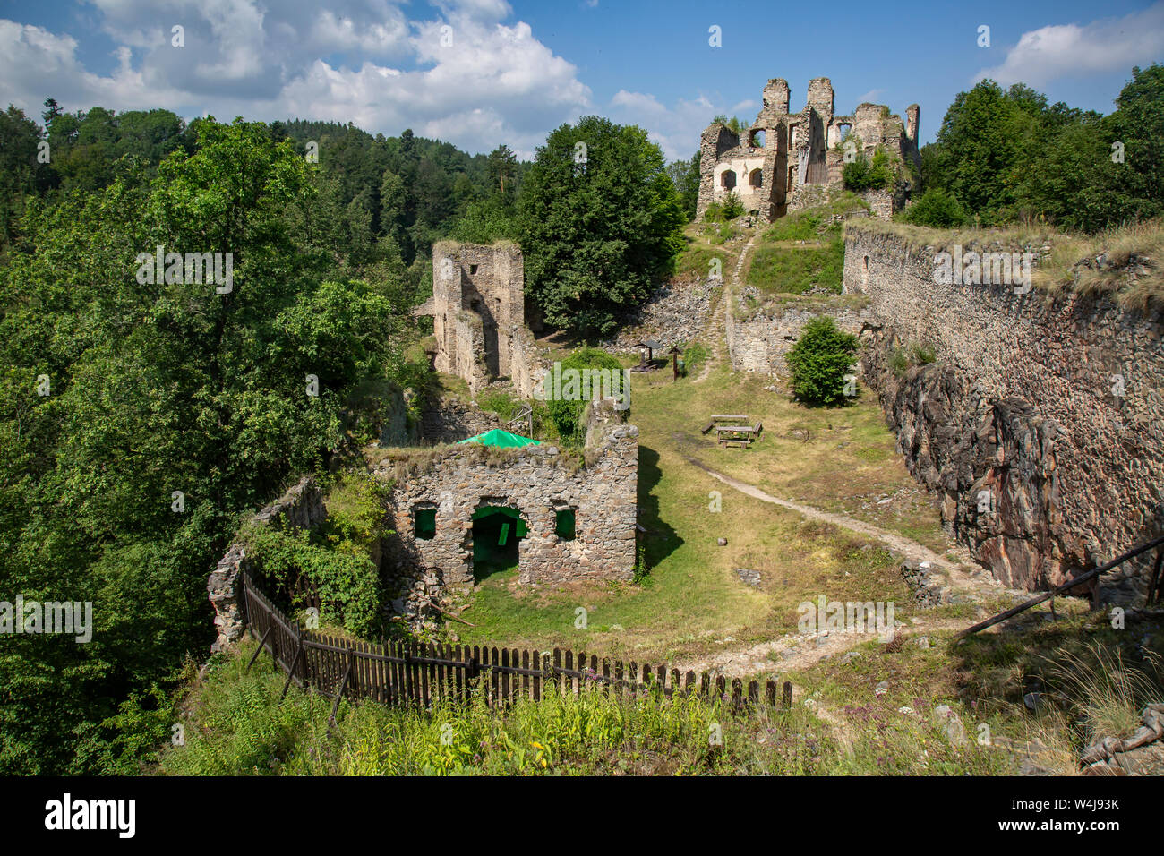 Divci kamen, Trisov, Tschechien, Ansicht von Mädchen rock Ruine, die Ruine von Schloss in Südböhmen in der Nähe von Cesky Krumlov Stadt Stockfoto