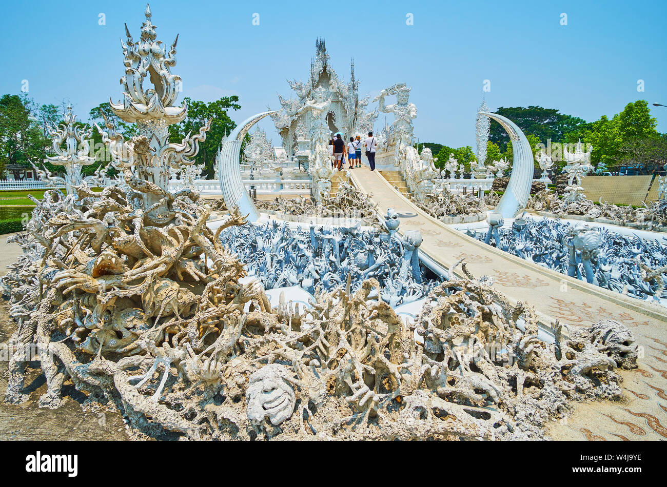 Die furchtsame Szene, die Hölle, Chaos und Schrecken vor der weiße Tempel (Wat Rong Khun), Hunderte von creepy Hände, Schädeln und mythischen Kreaturen steigen Stockfoto