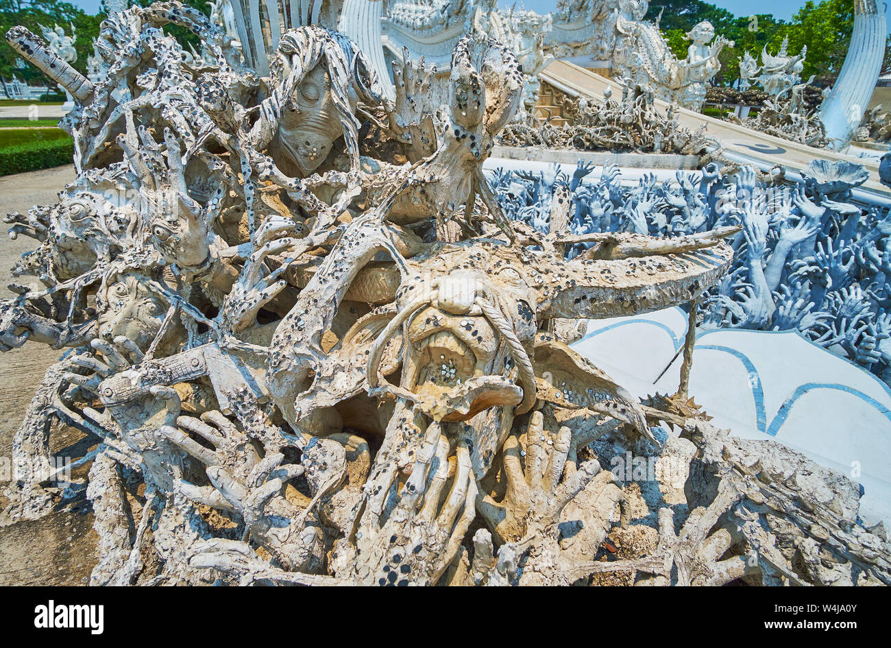 Die beängstigende Szene der Hölle und Horror vor der weiße Tempel (Wat Rong Khun), berühmt für seine einzigartige Architektur und komplizierten skulpturale decorat Stockfoto