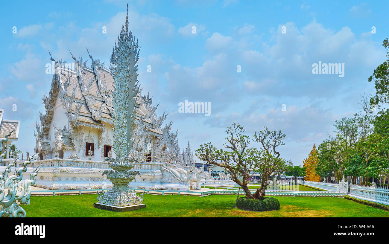Herausragende architektonische Ensemble der weiße Tempel (Wat Rong Khun) bekannt für Sein reich geschnitzten Verzierungen, Spiegel Mustern und bizarre Stil, Chiang R Stockfoto