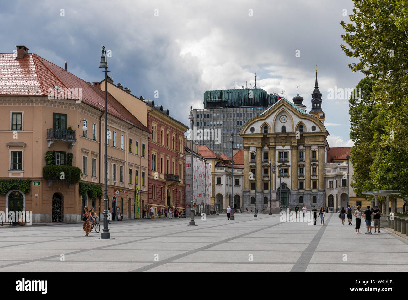 Kongress Square (Kongresni trg) und der Ursulinen Kirche der Heiligen Dreifaltigkeit, Ljubljana, Slowenien Stockfoto