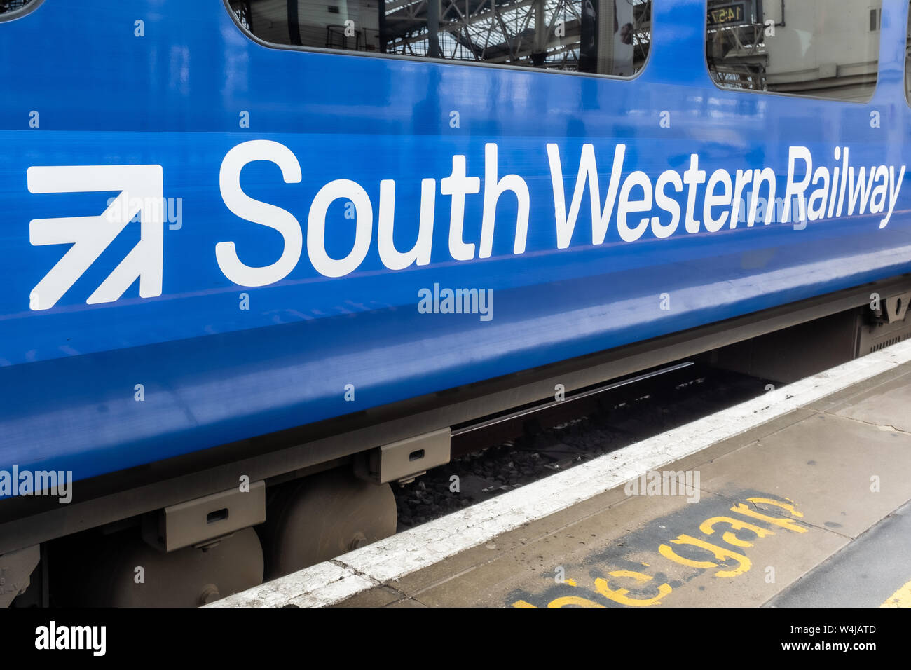 South Western Railway SWR Logo auf Schlitten in der Waterloo Station, London, UK Stockfoto