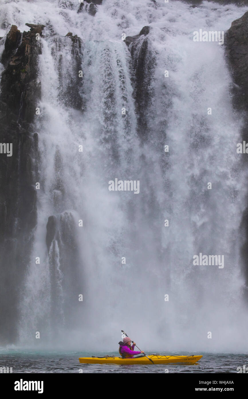 Kajakfahren im Prinz-William-Sund, Chugach National Forest in Alaska. Stockfoto
