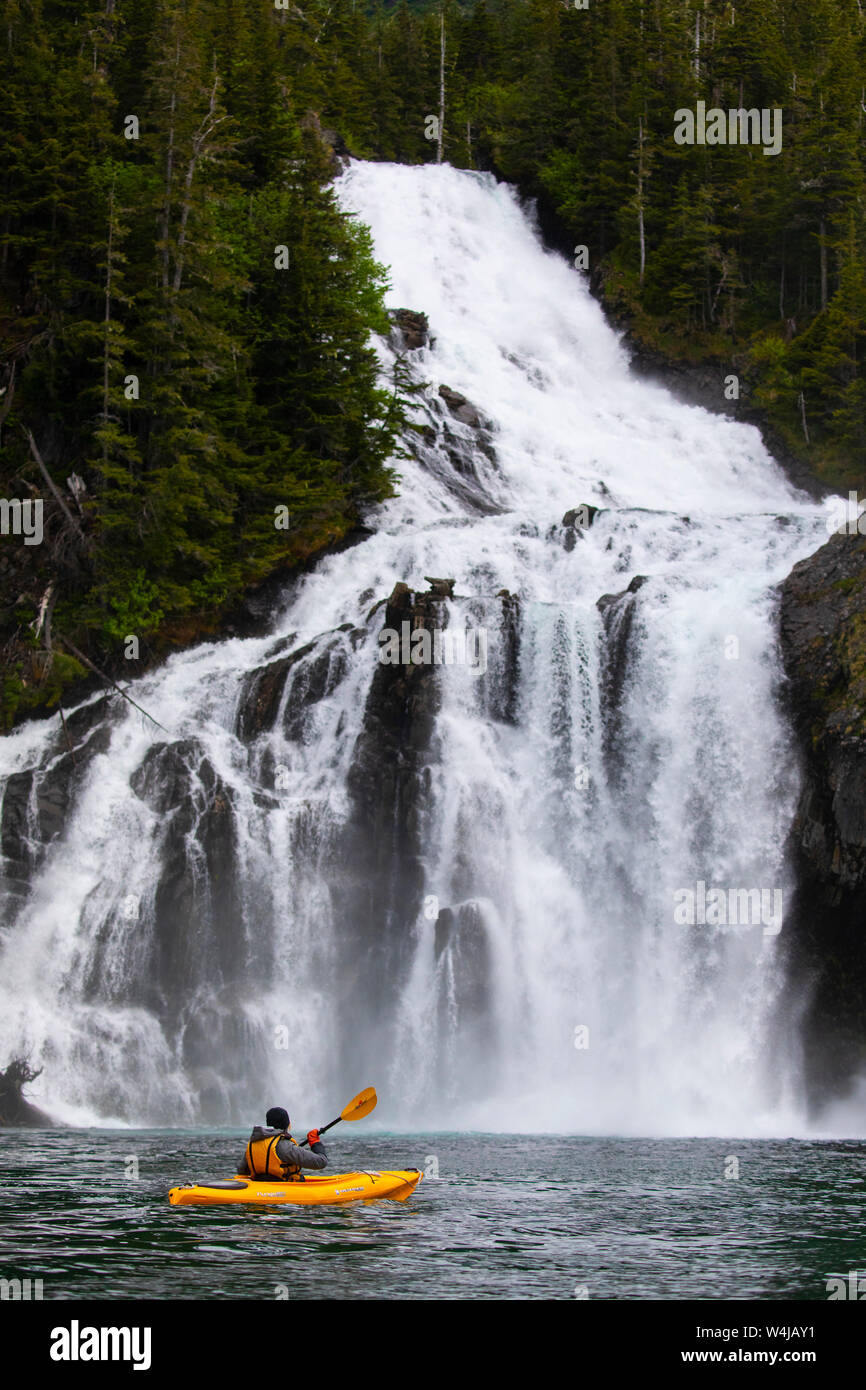 Kajakfahren im Prinz-William-Sund, Chugach National Forest in Alaska. Stockfoto