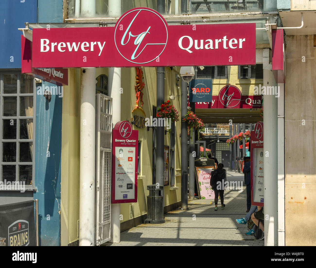 CARDIFF, WALES - Juli 2019: Eintritt in die Brauerei Viertel im Stadtzentrum von Cardiff. Es häuser, Bars und Restaurants. Stockfoto
