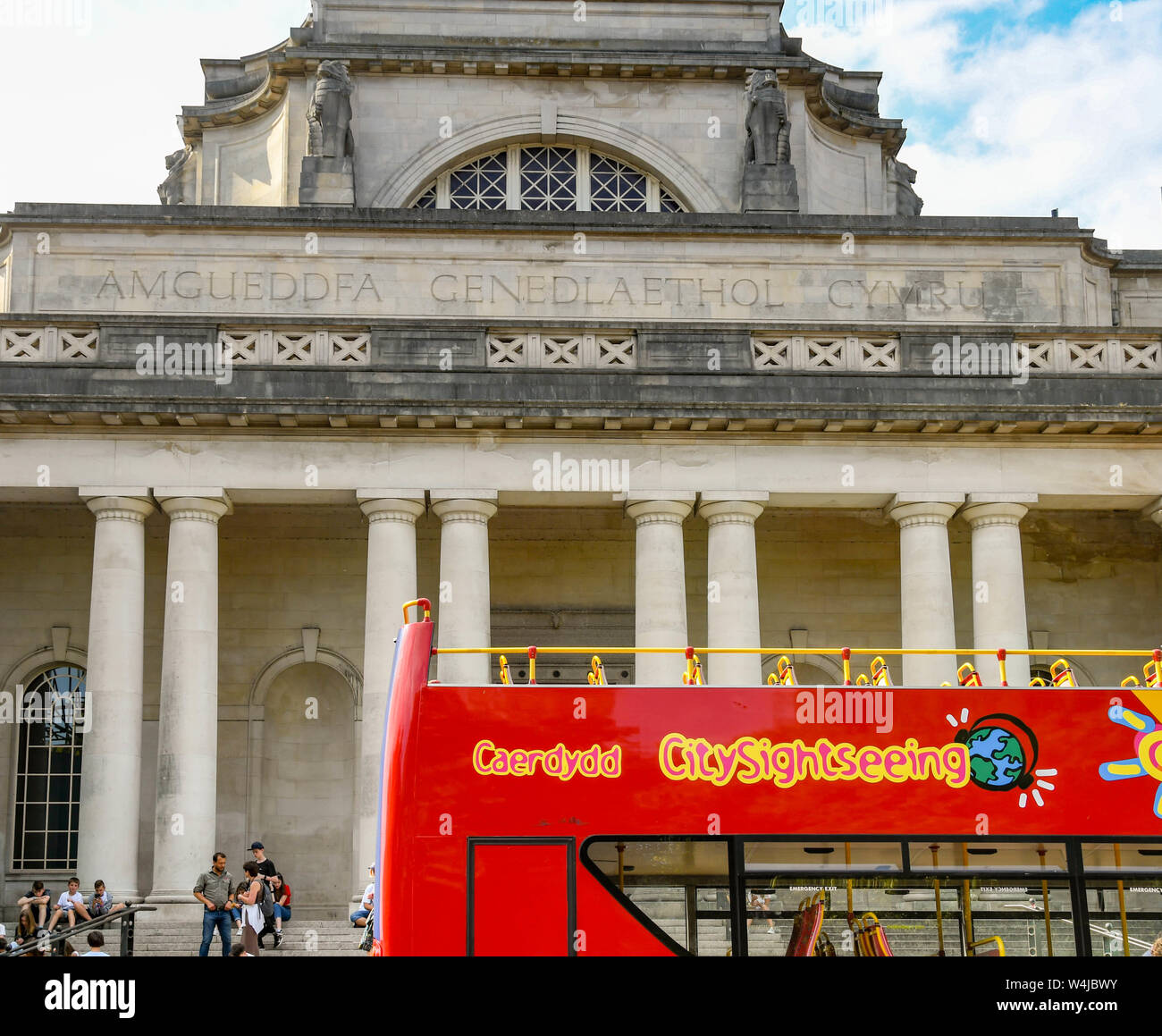 CARDIFF, WALES - Juli 2019: Sightseeing Tour Bus vor dem Nationalmuseum von Wales n Cardiff City Centre geparkt. Stockfoto