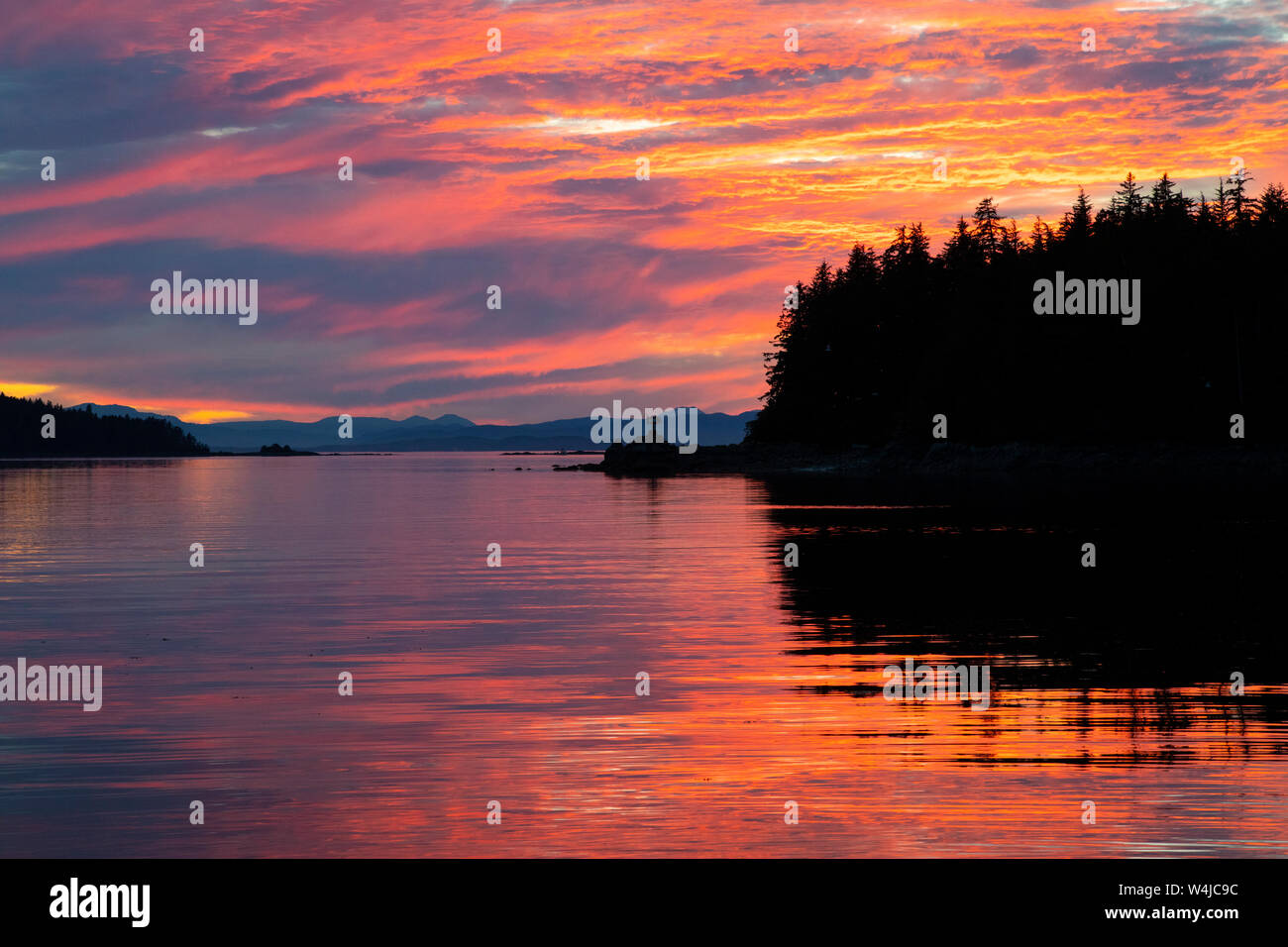 Sonnenuntergang über Frederick Sound aus Cape Fanshaw, Tongass National Forest, Alaska. Stockfoto