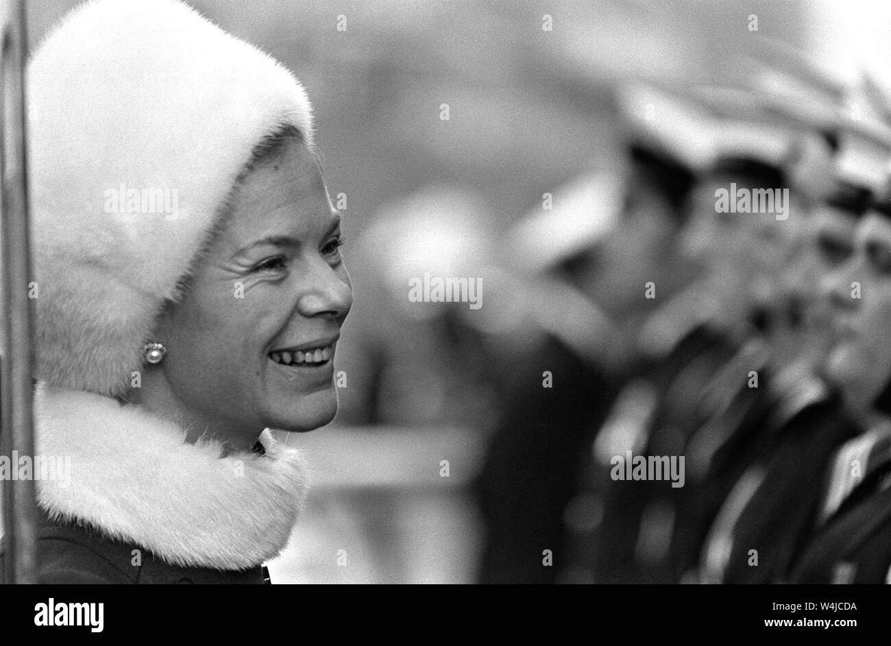 AJAXNETPHOTO. 1972. PORTSMOUTH, ENGLAND. - SAILOR REZENSION - DUCHESS OF KENT BEWERTET DIE SEELEUTE DER ROYAL NAVY AUF DER MARINEBASIS.FOTO: JONATHAN EASTLAND/AJAX REF:72605A Stockfoto
