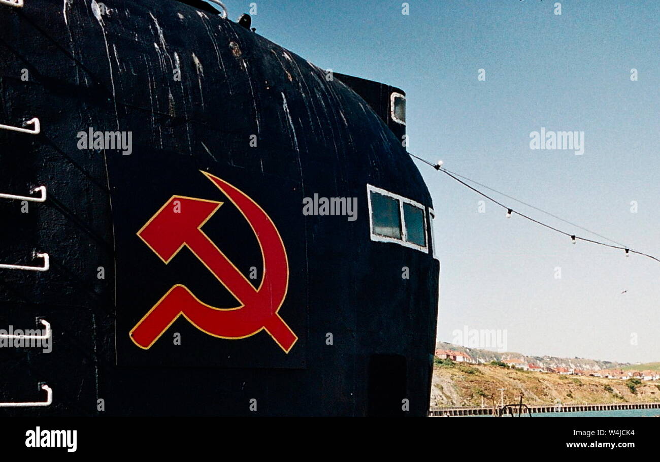 AJAXNETPHOTO. 2001. FOLKESTONE, England. - Russische SUB-MUSEUM - DARGESTELLT IM JULI 2001. Die SCHIFFSEIGNER ZU PLA für einen Anlegeplatz an der Themse. Foto: Jonathan Eastland/AJAX. REF: TC 4897 25 24 1 Stockfoto