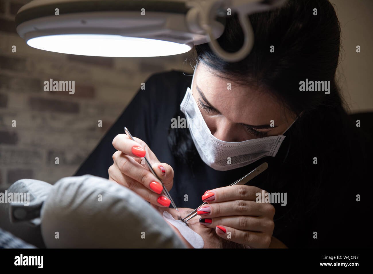 Prozess der eyelash Extensions im Beauty Studio. Schönheit und Pflege für Sie. Stockfoto