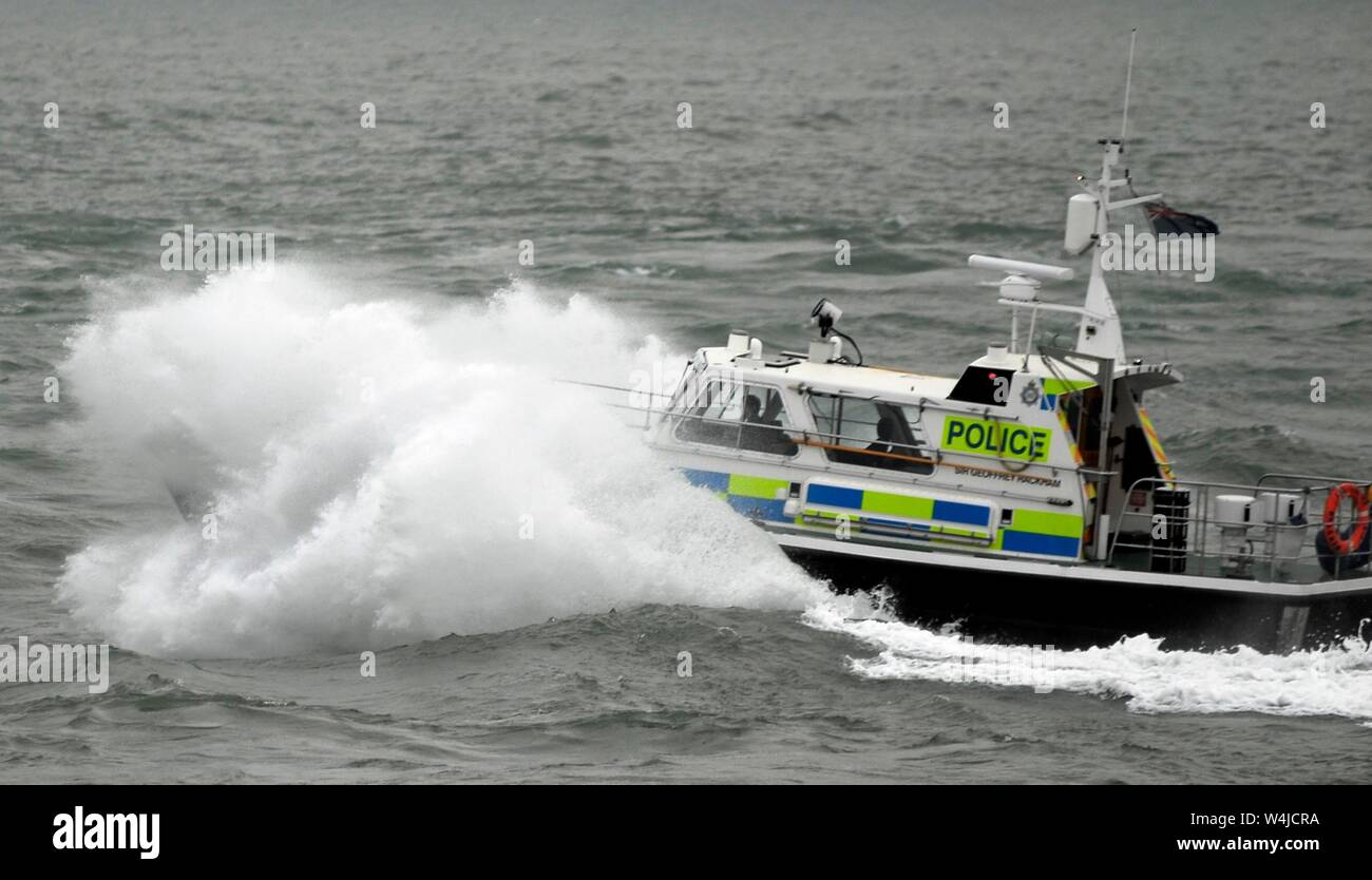 AJAXNETPHOTO. 21. NOVEMBER 2014. PORTSMOUTH, England. - MOD POLIZEI - Bundesministerium der Verteidigung Polizei stößt Sir Geoffrey PACKHAM Outward Bound in schwerer See. Foto: TONY HOLLAND/AJAX REF: DTH 142111 1613 Stockfoto