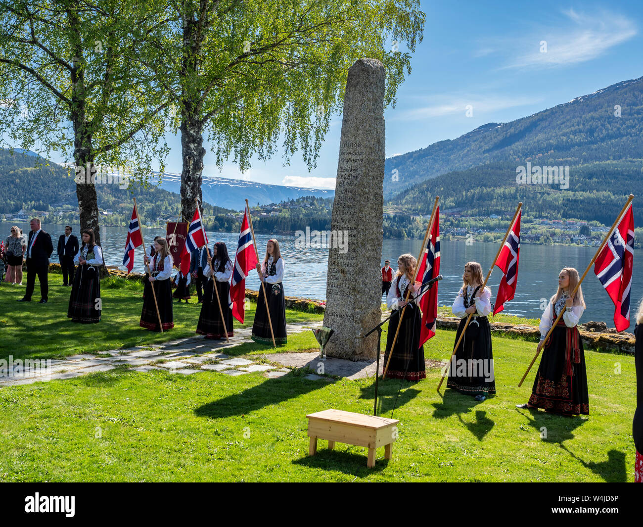 Feier der norwegische Nationalfeiertag, Mädchen halten norwegische Fahnen, memrial des Krieges 1807-1814, Dorf Hafslo am See Hafslovatn, in der Nähe der t entfernt Stockfoto