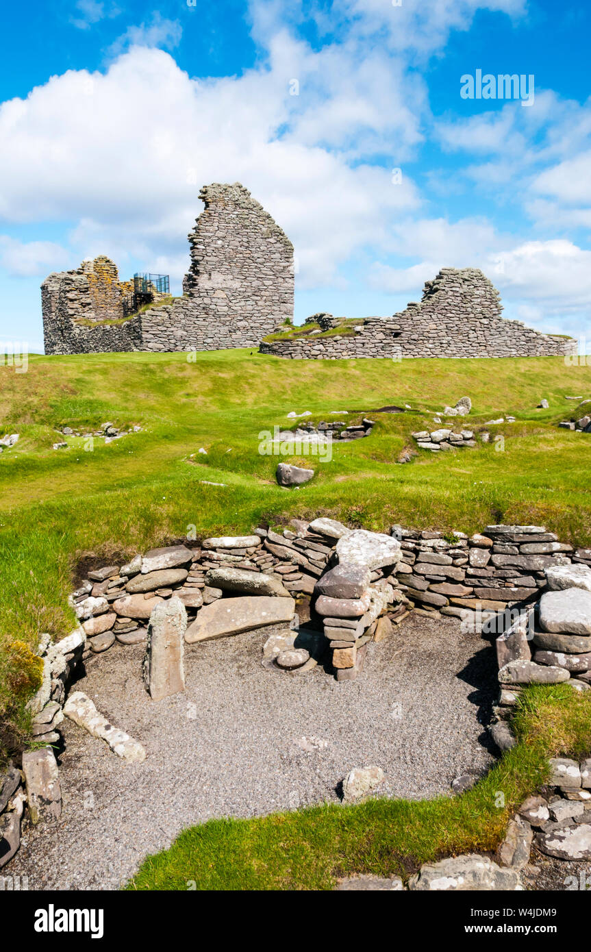 In jarlshof Shetland. Teil der Eisenzeit Dorf im Vordergrund und die Ruinen der mittelalterlichen Altes Haus von sumburgh im Hintergrund, dating von 1604. Stockfoto