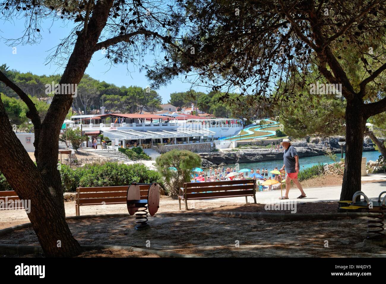 Der Strand und die Bucht von Cala Blanca an einem heißen Sommertag Menorca Balearen Spanien Europa Stockfoto
