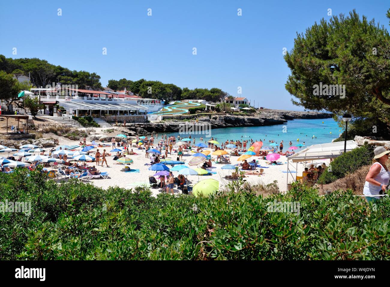 Der Strand und die Bucht von Cala Blanca an einem heissen Sommertag, Menorca Balearen Spanien EU Stockfoto
