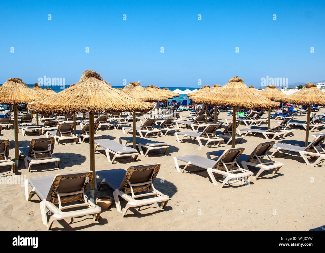 Malia, Kreta, Griechenland - Dezember 18, 2019: Liegen am Strand in Malia auf Kreta, Griechenland Stockfoto