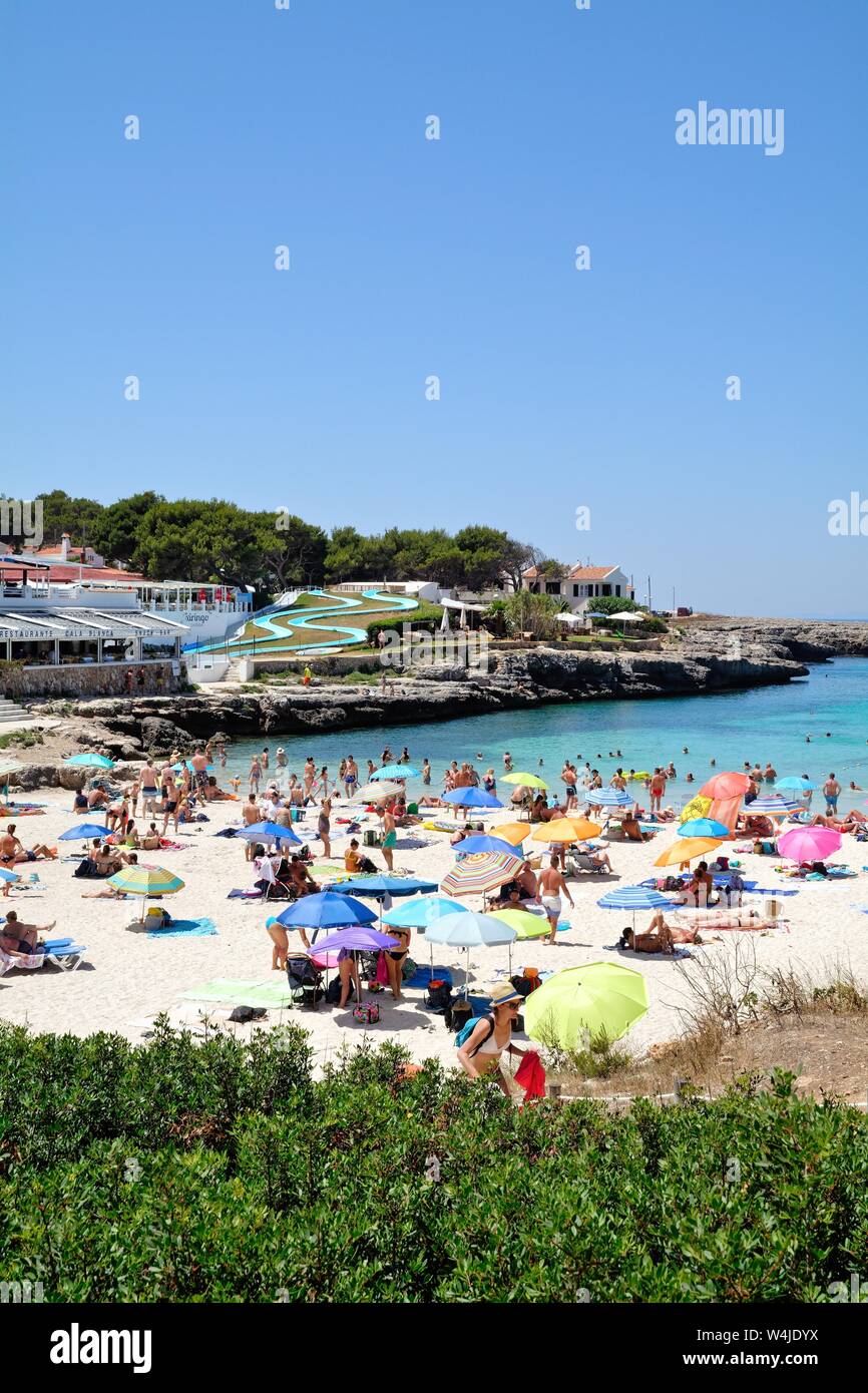 Der Strand und die Bucht von Cala Blanca an einem heissen Sommertag, Menorca Balearen Spanien EU Stockfoto