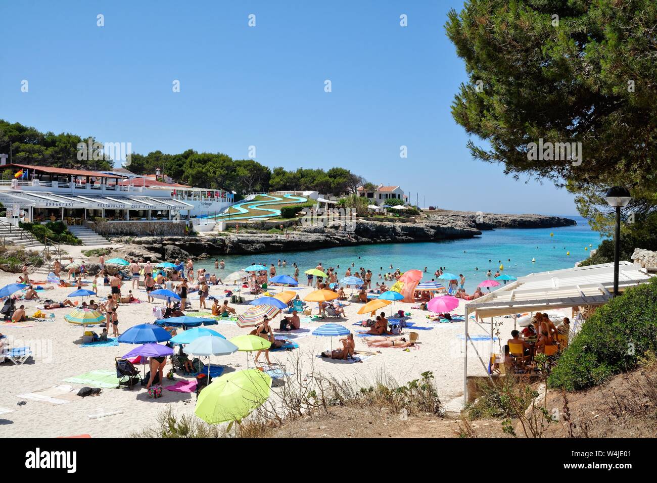 Der Strand und die Bucht von Cala Blanca an einem heissen Sommertag, Menorca Balearen Spanien EU Stockfoto