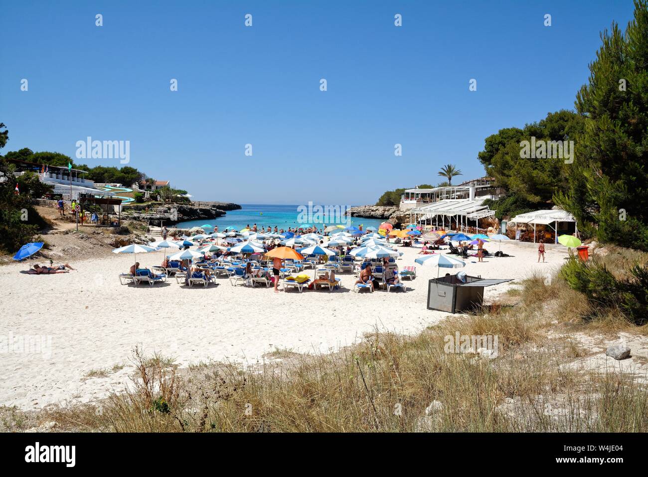 Der Strand und die Bucht von Cala Blanca an einem heissen Sommertag, Menorca Balearen Spanien EU Stockfoto