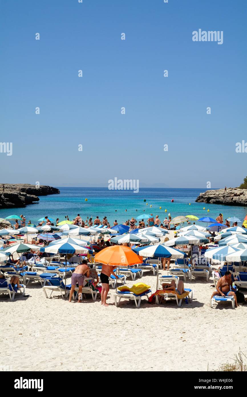 Der Strand und die Bucht von Cala Blanca an einem heissen Sommertag, Menorca Balearen Spanien EU Stockfoto